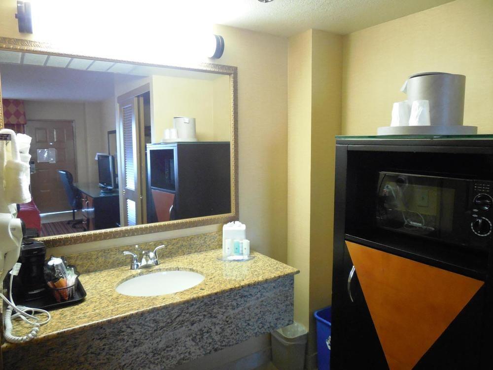 Ramada By Wyndham San Diego Нешънъл Сити Екстериор снимка