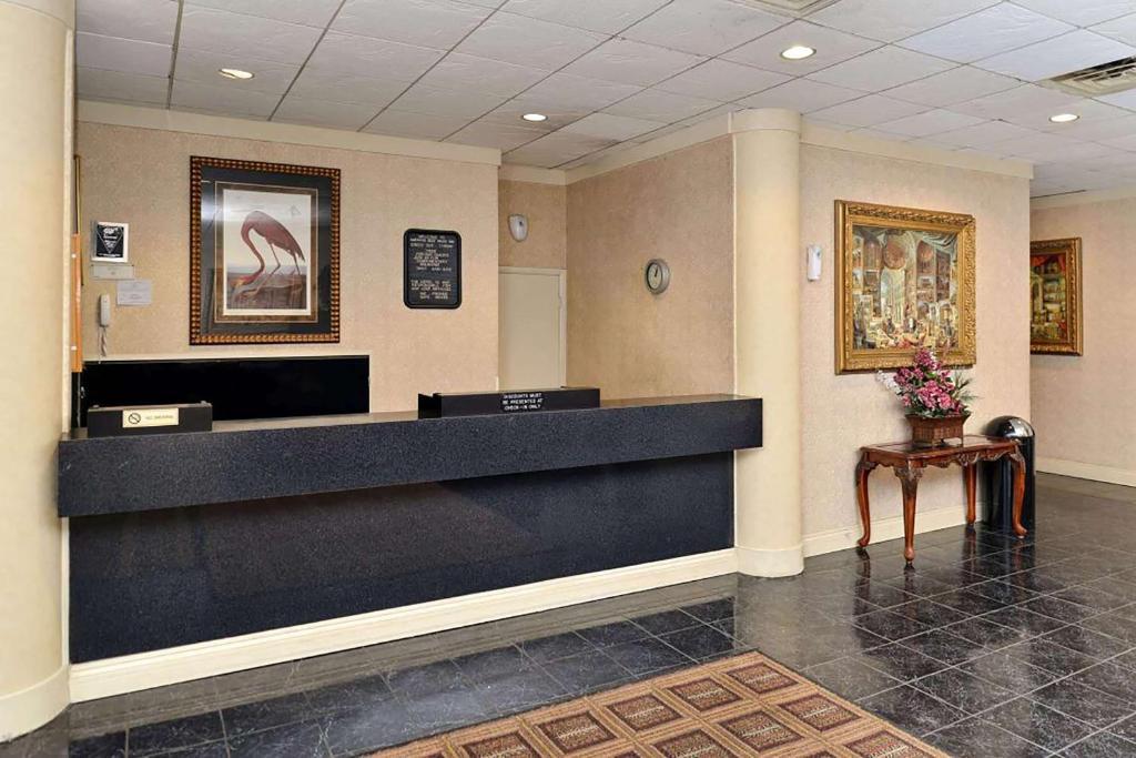 Ramada By Wyndham San Diego Нешънъл Сити Екстериор снимка